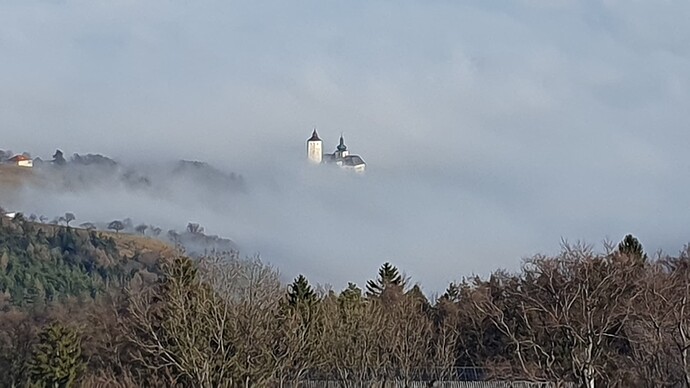 Burg Forchtenstein ragt gerade noch aus dem Nebelmeer heraus
